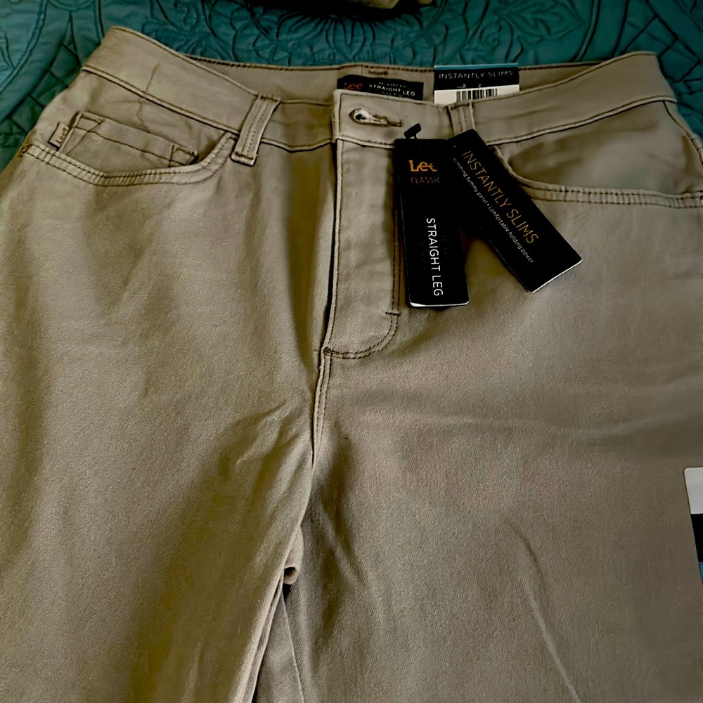 Lee Woman’s Straight Leg High Rise Relaxed Fit size 6 Long New with tags